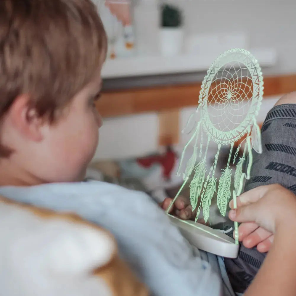 child playing with duski dream light